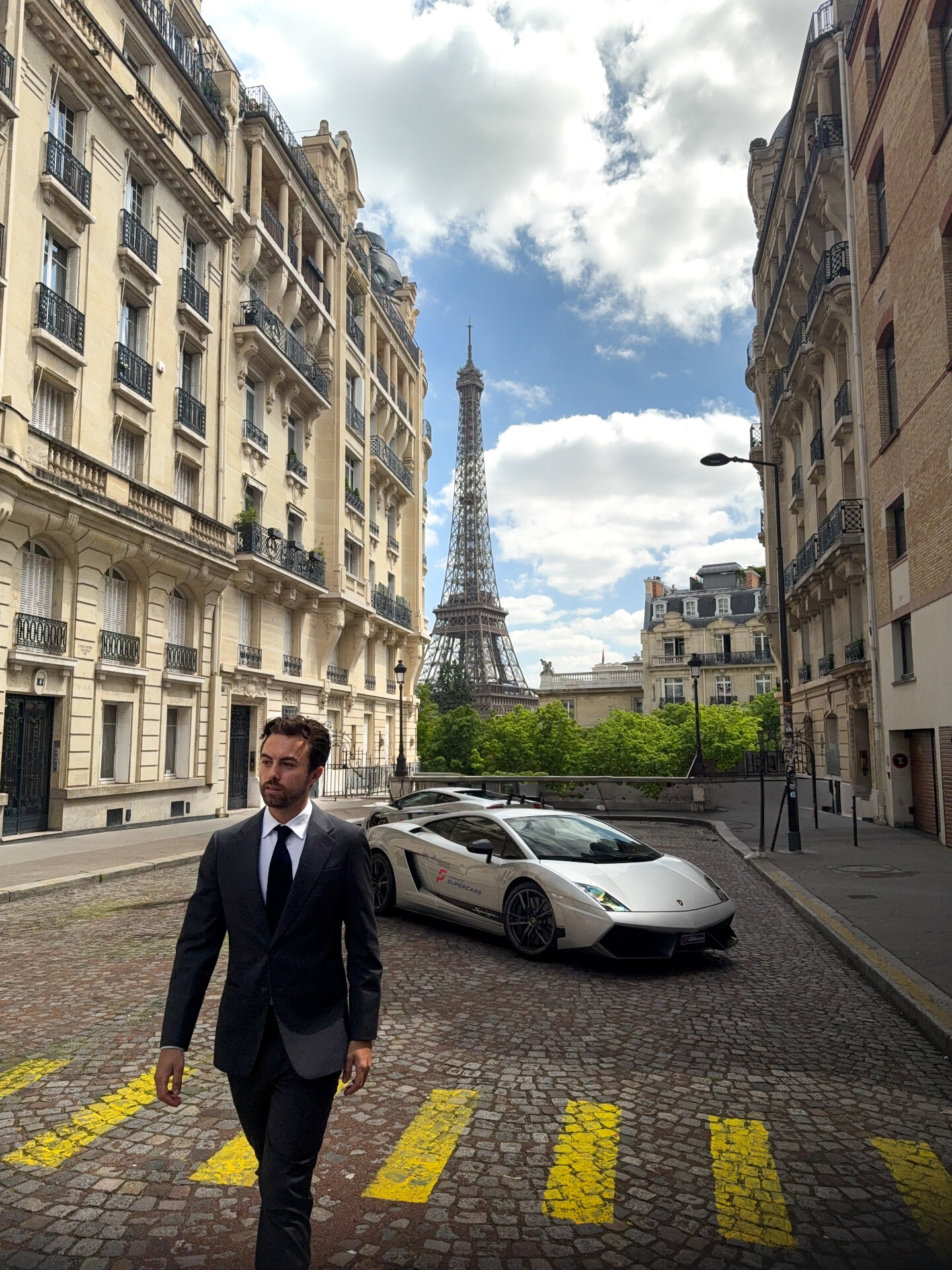 Portrait d'Esteban Laine, photographe automobile à Paris.
